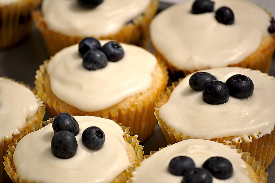 Cupcakes with white frosting and blueberries